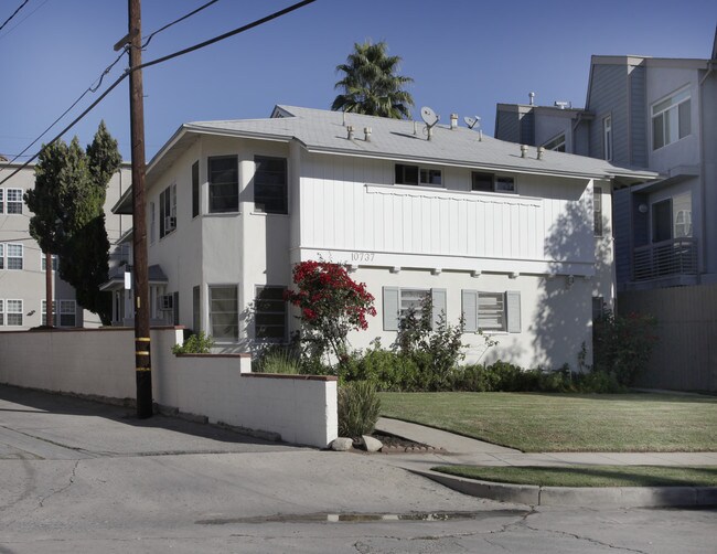 10737 Bloomfield St in North Hollywood, CA - Building Photo - Building Photo