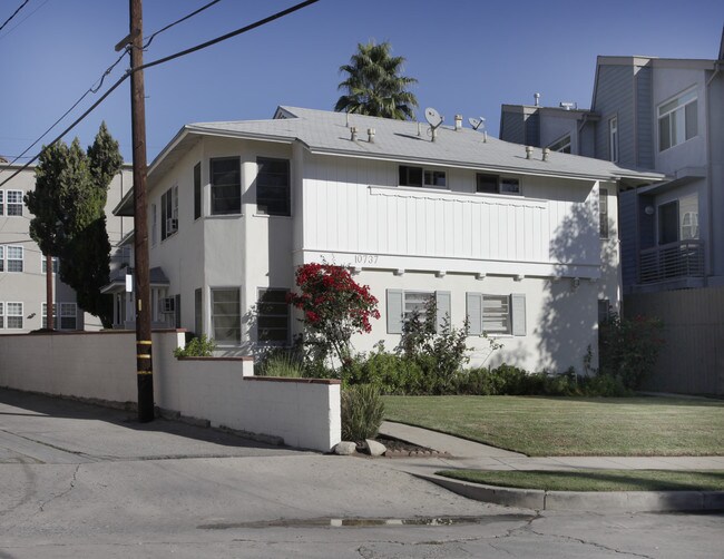 10737 Bloomfield St in North Hollywood, CA - Foto de edificio - Building Photo