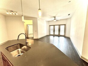 2111 Westheimer Rd in Houston, TX - Foto de edificio - Building Photo