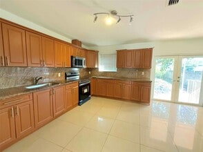 34 E 15th St in Hialeah, FL - Building Photo - Building Photo