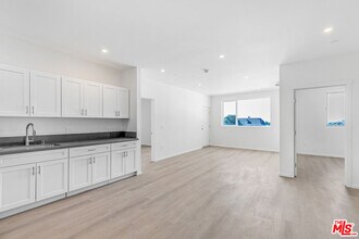 1227 N Berendo St in Los Angeles, CA - Foto de edificio - Building Photo