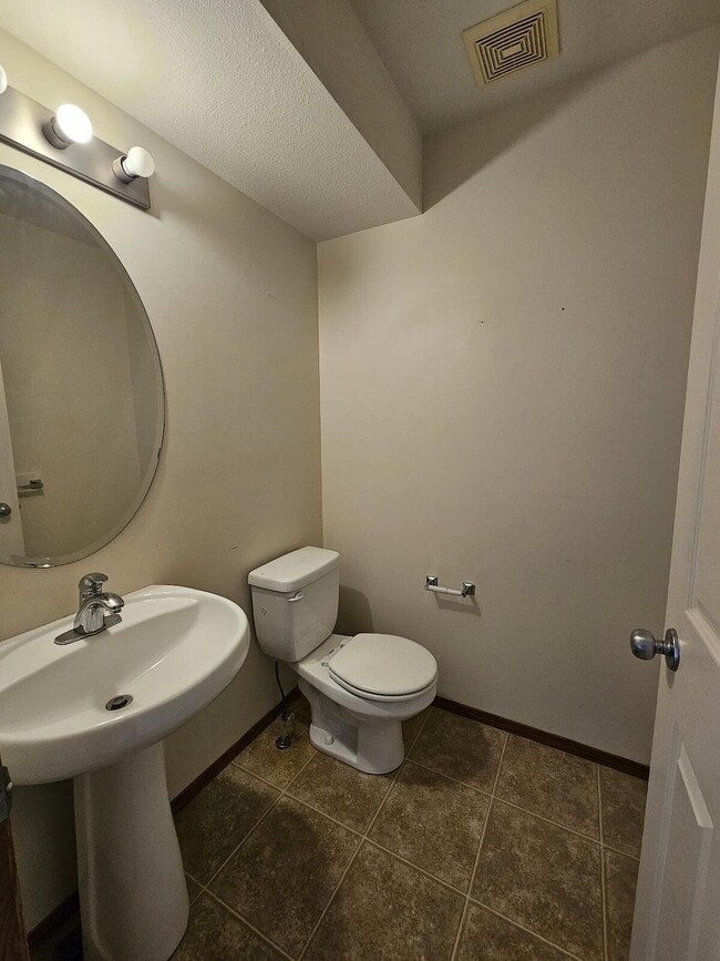 5504-5555 55 Ave in Lacombe, AB - Building Photo - Building Photo