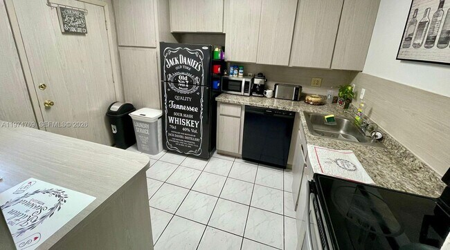 3660 NE 166th St in Miami, FL - Building Photo - Building Photo