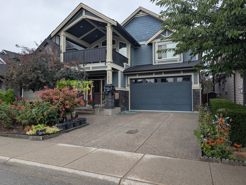 32909 Sylvia Ave in Mission, BC - Building Photo