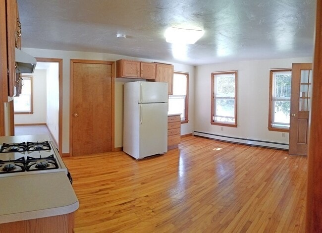 6 Pond St in Spencer, MA - Building Photo - Building Photo