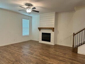 5635 Parkview Ln in Flowery Branch, GA - Foto de edificio - Building Photo