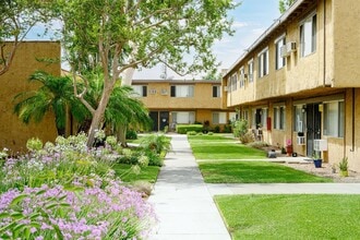 La Puente Garden in La Puente, CA - Foto de edificio - Building Photo