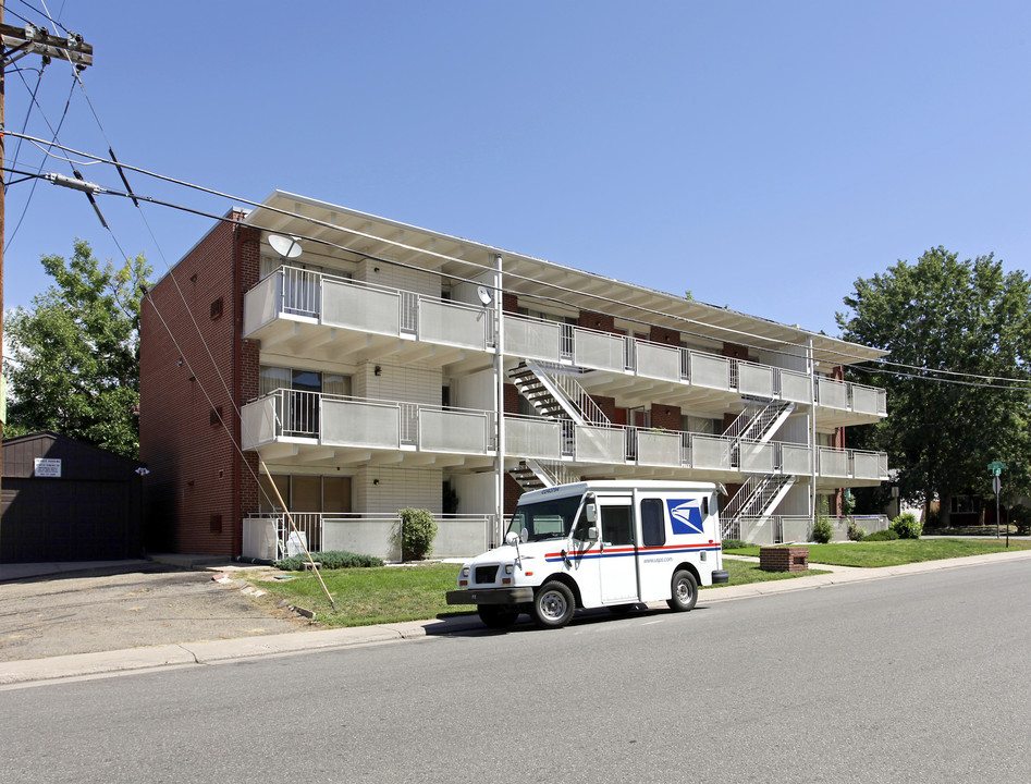 4155 E Iowa Ave in Denver, CO - Foto de edificio