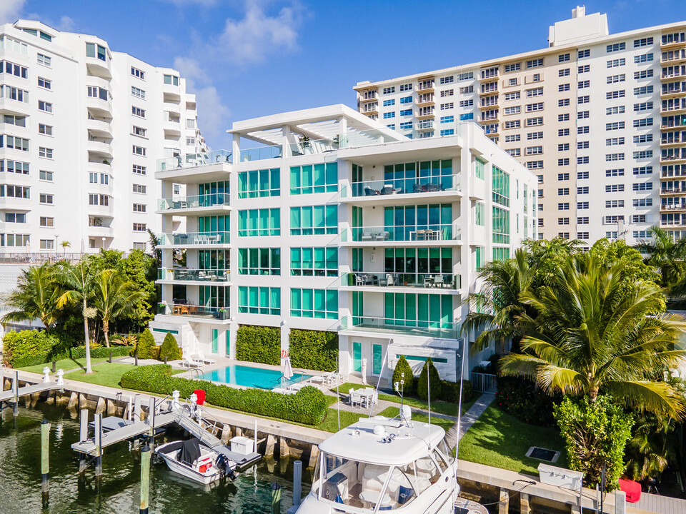 Sunset Lake Luxury Residences in Fort Lauderdale, FL - Building Photo