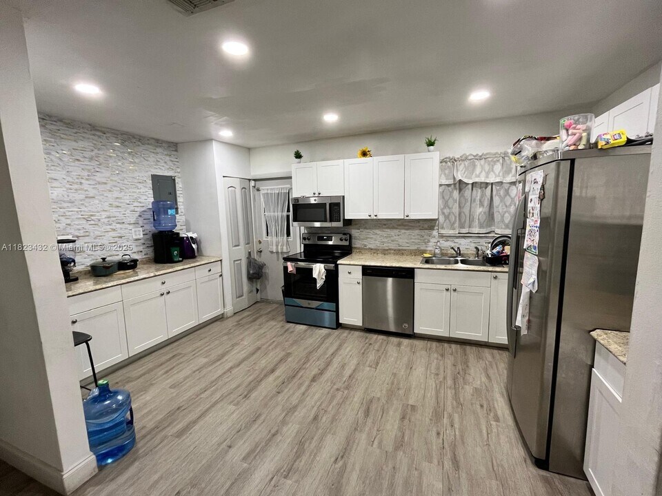 220 N 66th Ave in Hollywood, FL - Building Photo