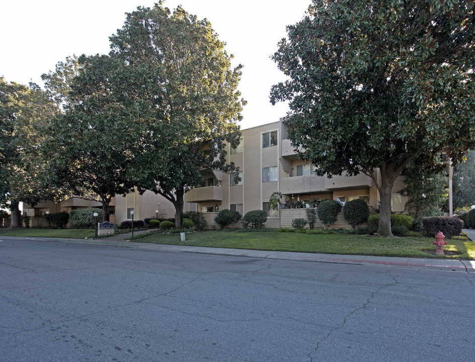 Hampton Court Apartments in Sacramento, CA - Foto de edificio