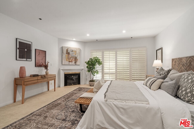 575 S Barrington Ave in Los Angeles, CA - Building Photo - Building Photo