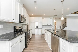 584 Michigan Cir in Hoschton, GA - Foto de edificio - Building Photo