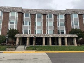 2400 Archbury Ln in Park Ridge, IL - Building Photo