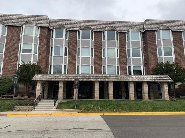 property at 2400 Archbury Ln