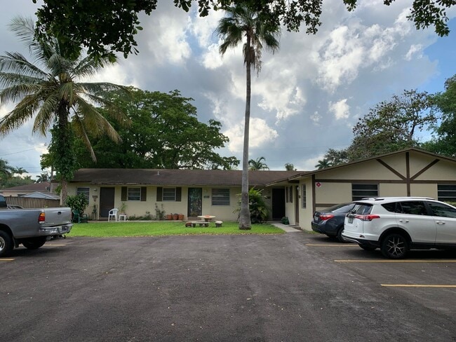 4875-4883 SW 65th Ave in Davie, FL - Building Photo - Building Photo