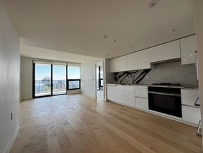 135 13th St E in North Vancouver, BC - Building Photo - Building Photo