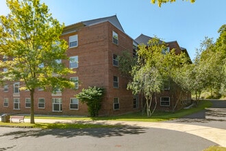 Centennial Hall in Danbury, CT - Foto de edificio - Building Photo