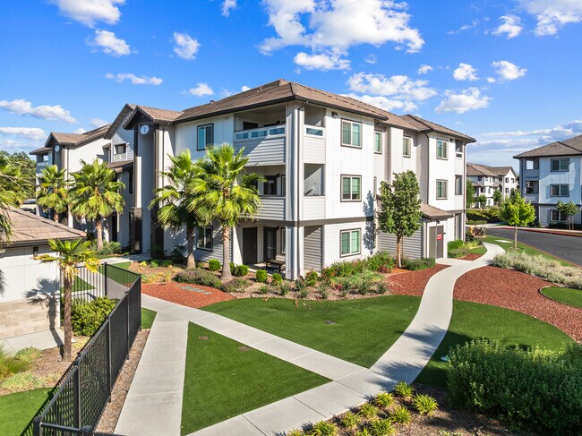 Morada Crossing in Stockton, CA - Building Photo - Building Photo
