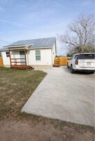 1406 Blair St in Gonzales, TX - Building Photo