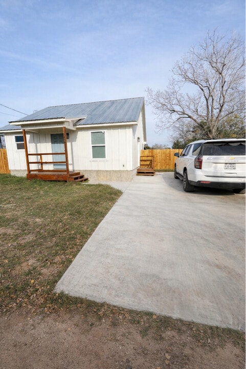 1406 Blair St in Gonzales, TX - Building Photo