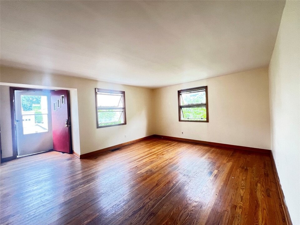 12 S Seward Ave in Endicott, NY - Building Photo