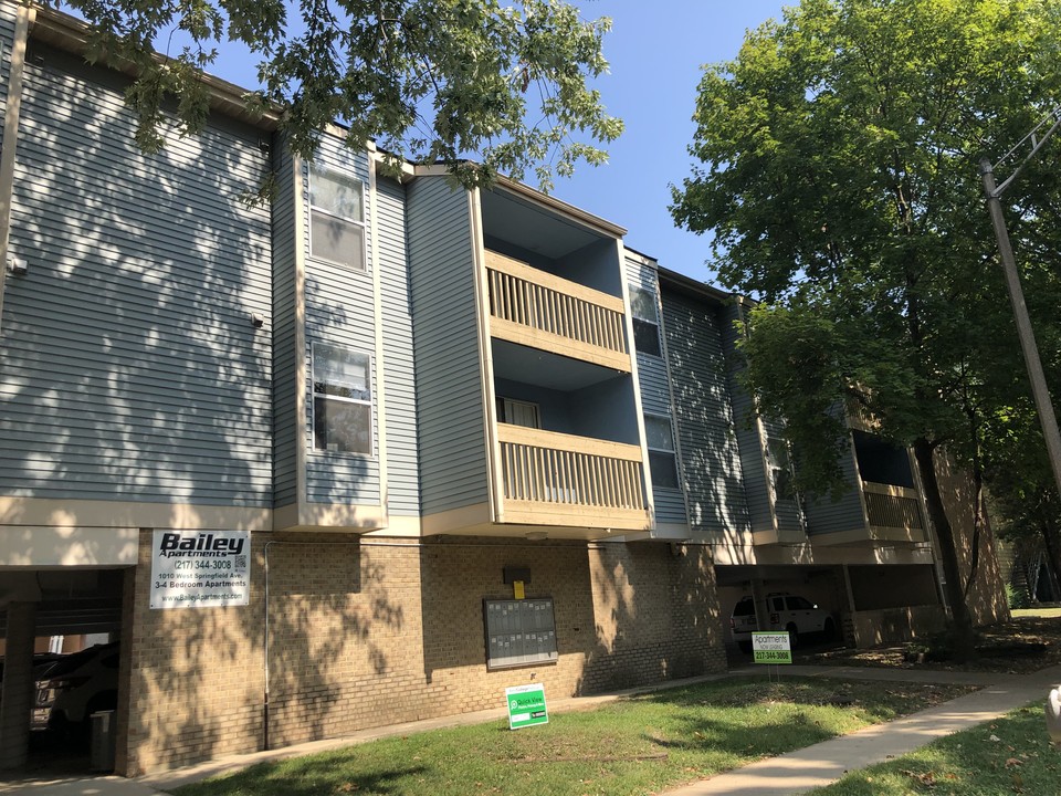 Bailey Student Apartments Available 2025! in Urbana, IL - Foto de edificio