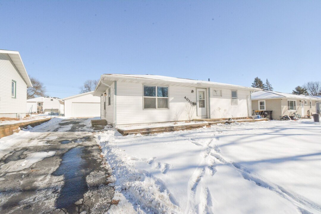 4020 17th Ave NW in Rochester, MN - Foto de edificio