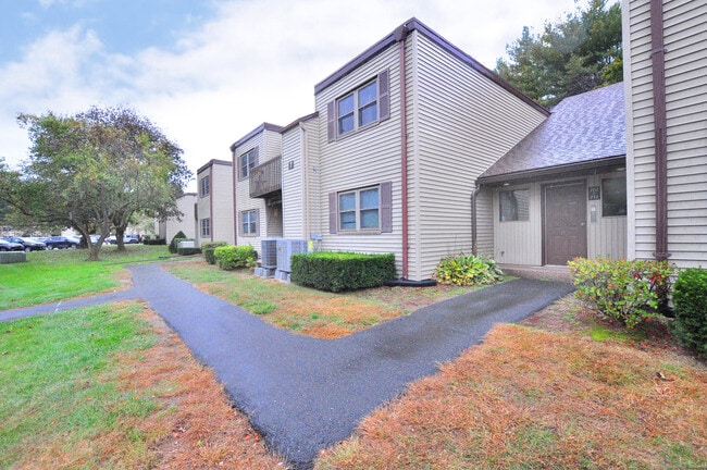 710 Twin Circle Dr in South Windsor, CT - Building Photo - Building Photo