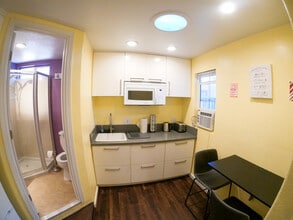 2308 Oakwood Dr, Unit Studio in East Palo Alto, CA - Building Photo - Building Photo