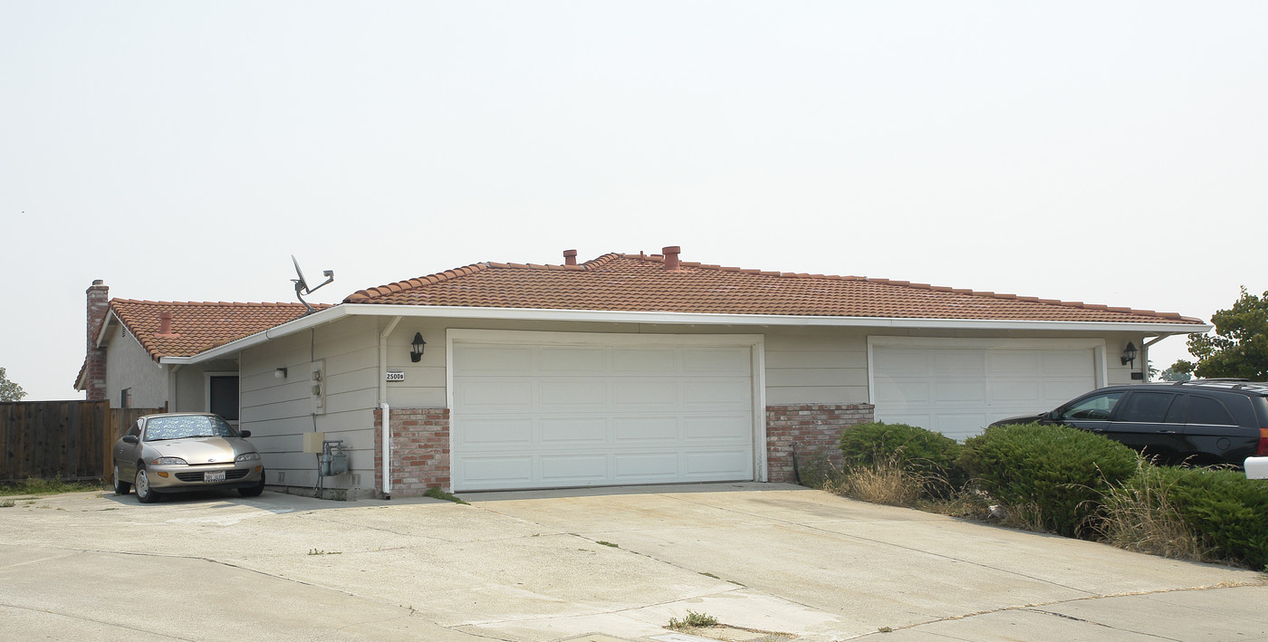 2500 Cathy Ct in Antioch, CA - Foto de edificio