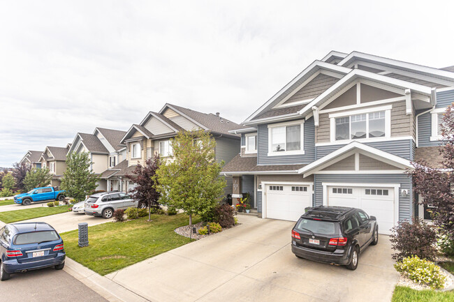 731 Eagleson Cres NW in Edmonton, AB - Building Photo - Primary Photo