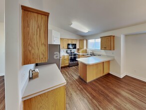 1274 W 2000 N in Clinton, UT - Foto de edificio - Building Photo