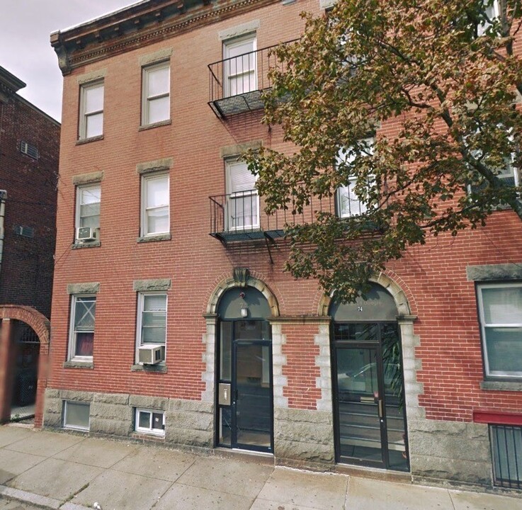 76 Frankfort St, Unit 2R in Boston, MA - Building Photo