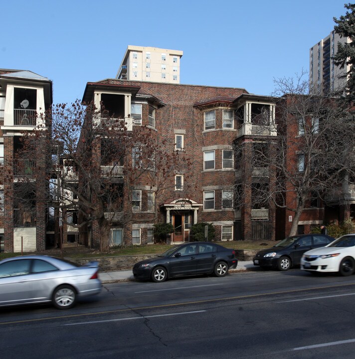 1920 Bloor St W in Toronto, ON - Building Photo