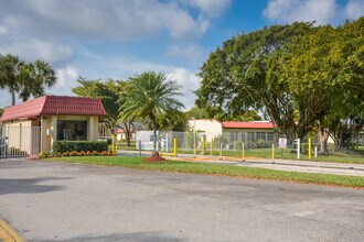 477 Lake Dora Dr in West Palm Beach, FL - Building Photo - Building Photo