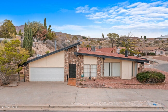 8201 Big Bend Dr in El Paso, TX - Building Photo - Building Photo