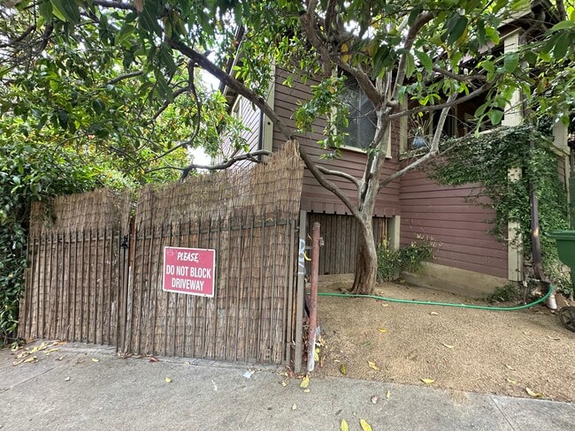 1489 Wallace Ave, Unit 2 in Los Angeles, CA - Foto de edificio - Building Photo