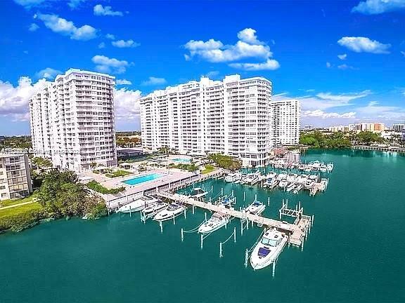 18081 Biscayne Blvd in Aventura, FL - Building Photo