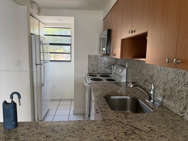 2692 W 60th St in Hialeah, FL - Building Photo - Building Photo