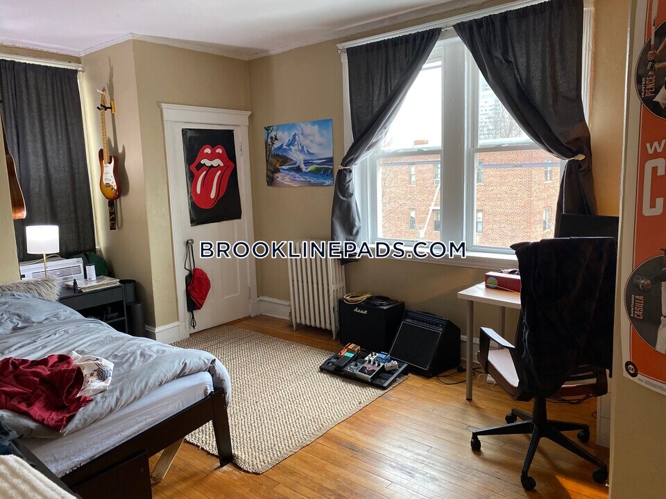 330 Saint Paul St in Brookline, MA - Building Photo