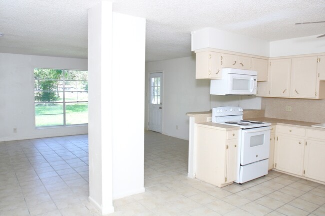 1131 Gifford Rd in Angleton, TX - Building Photo - Building Photo