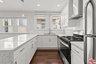 1756 N La Brea Ave in Los Angeles, CA - Building Photo - Building Photo