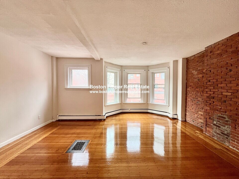 104 Saint Botolph St, Unit 3 in Boston, MA - Building Photo