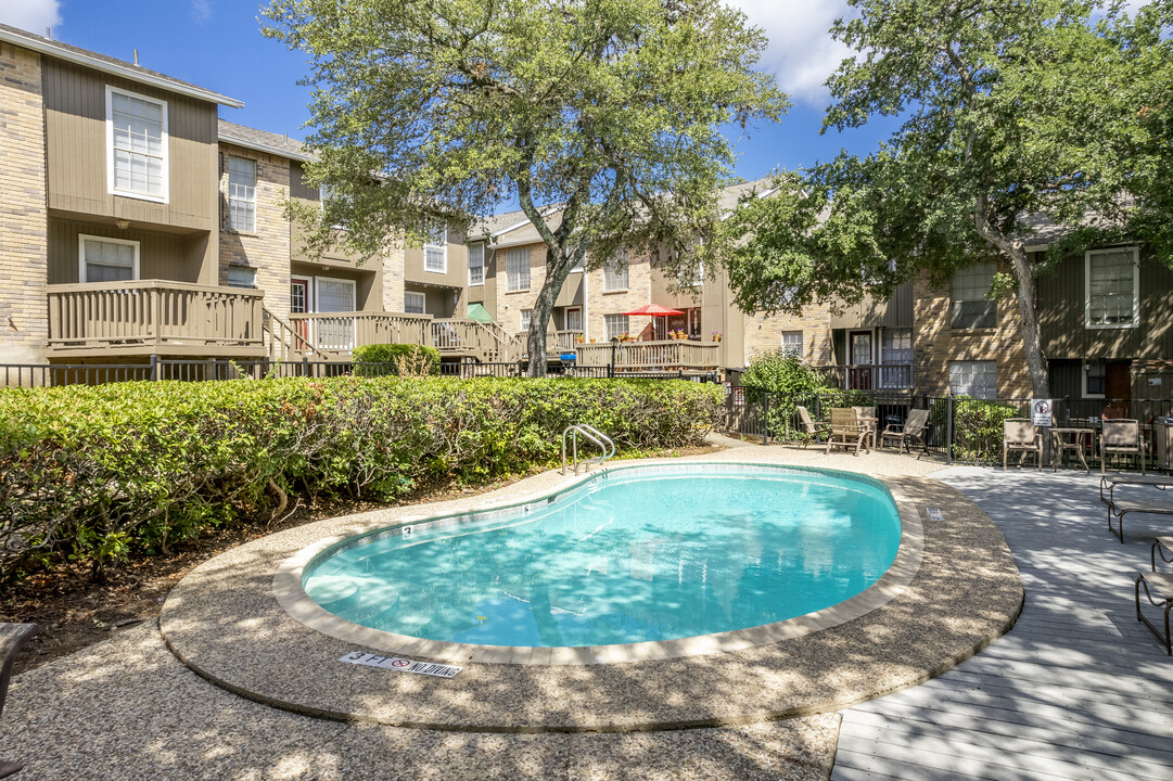 Broken Oak Townhomes in San Antonio, TX - Building Photo