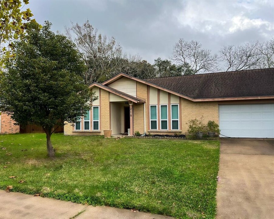 218 Old Oaks St in League City, TX - Building Photo