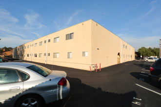 Villa Paschal Apartments in Chula Vista, CA - Building Photo - Building Photo