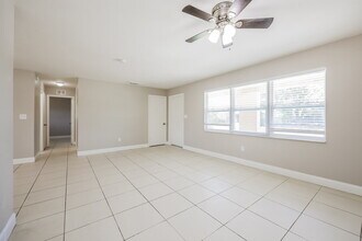 11 Kentucky Rd in Lehigh Acres, FL - Foto de edificio - Building Photo