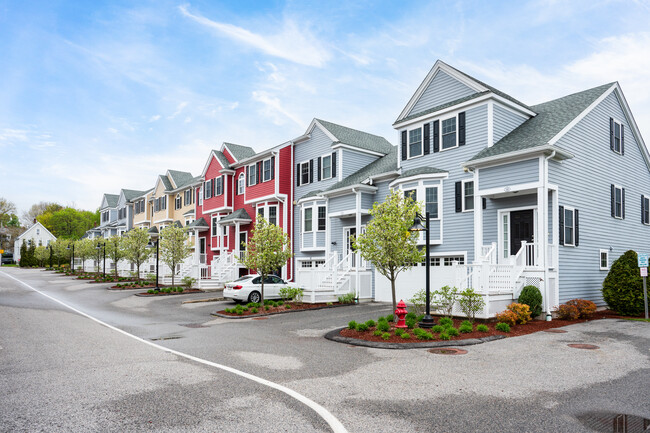 Lenox Village Townhomes in Norwood, MA - Building Photo - Building Photo