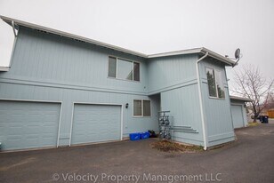 1095 NE Hidden Valley Dr in Bend, OR - Building Photo
